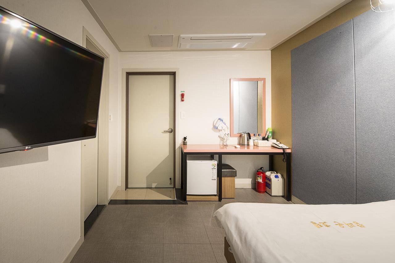 Champion Hotel Jeju Bagian luar foto